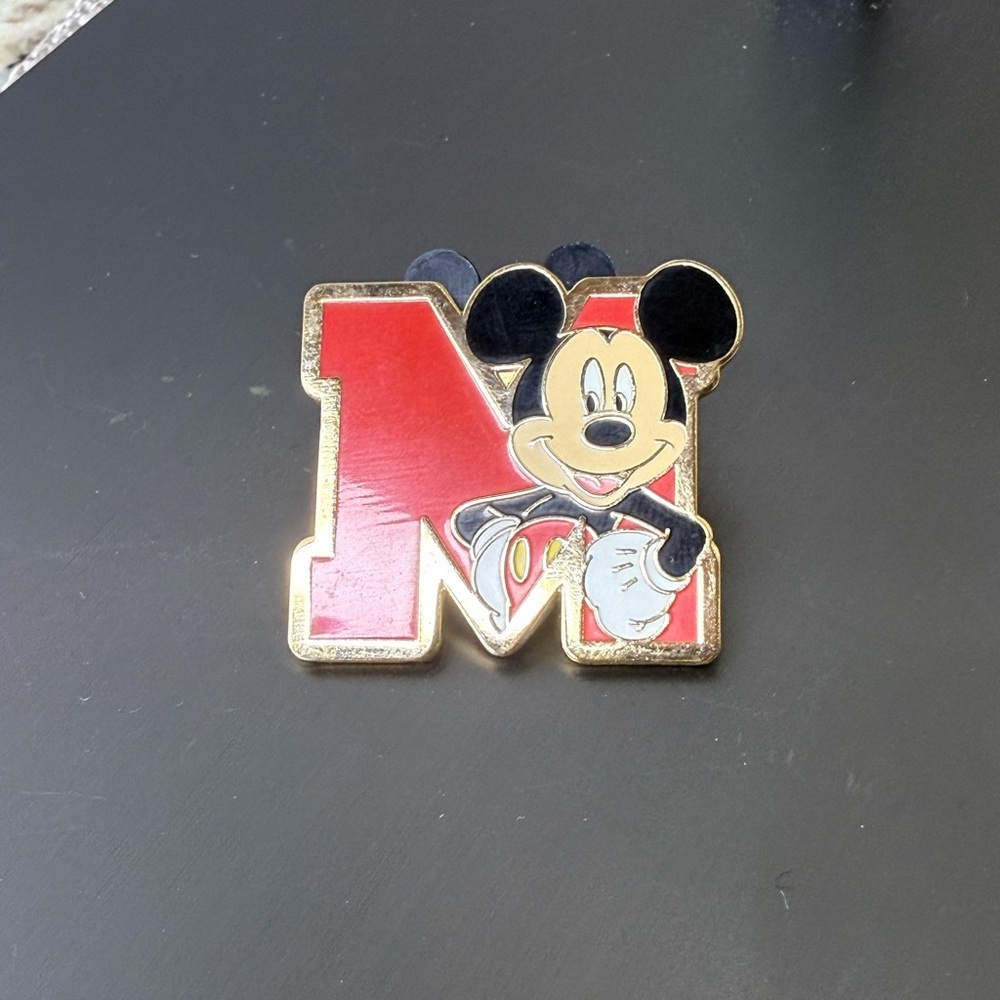 NWOT Disney Vintage 2004 Mickey Mouse Gold Lanyard Pin - Picture 3 of 5